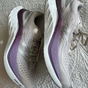 NEW Saucony Endorphin Speed 4 Women's Athletic Shoes in colors moon and Purple